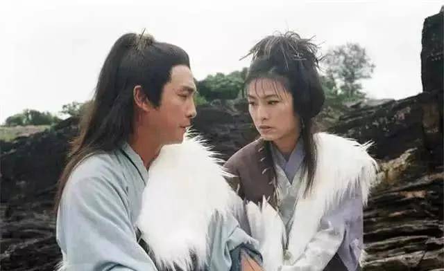 米雪跟赵雅芝都是同一时期的美女明星,也是位不老女神,年轻时与成龙有