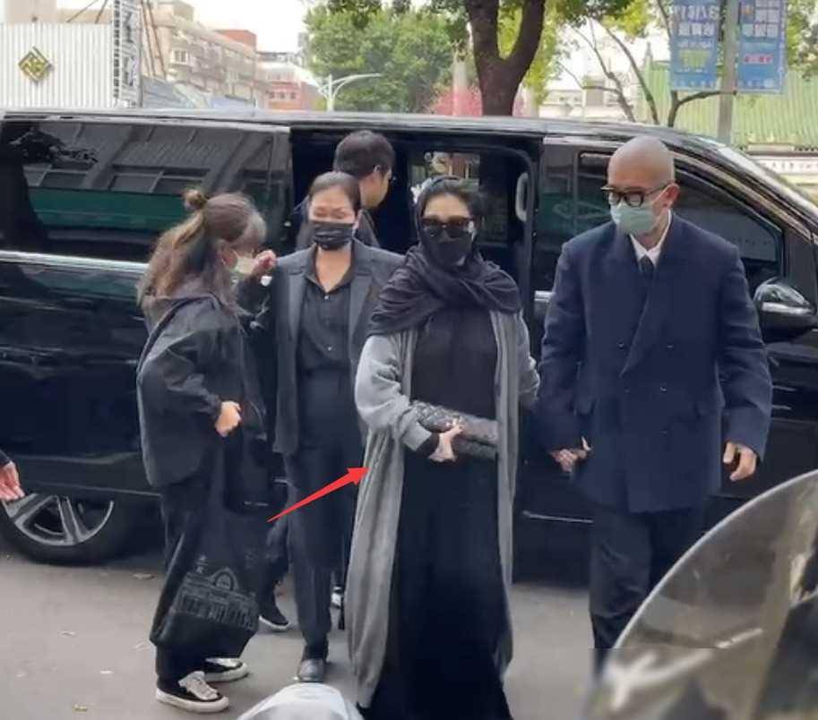 原创辣眼睛大s穿透视装参加小s公公葬礼腰身圆润怀孕味十足