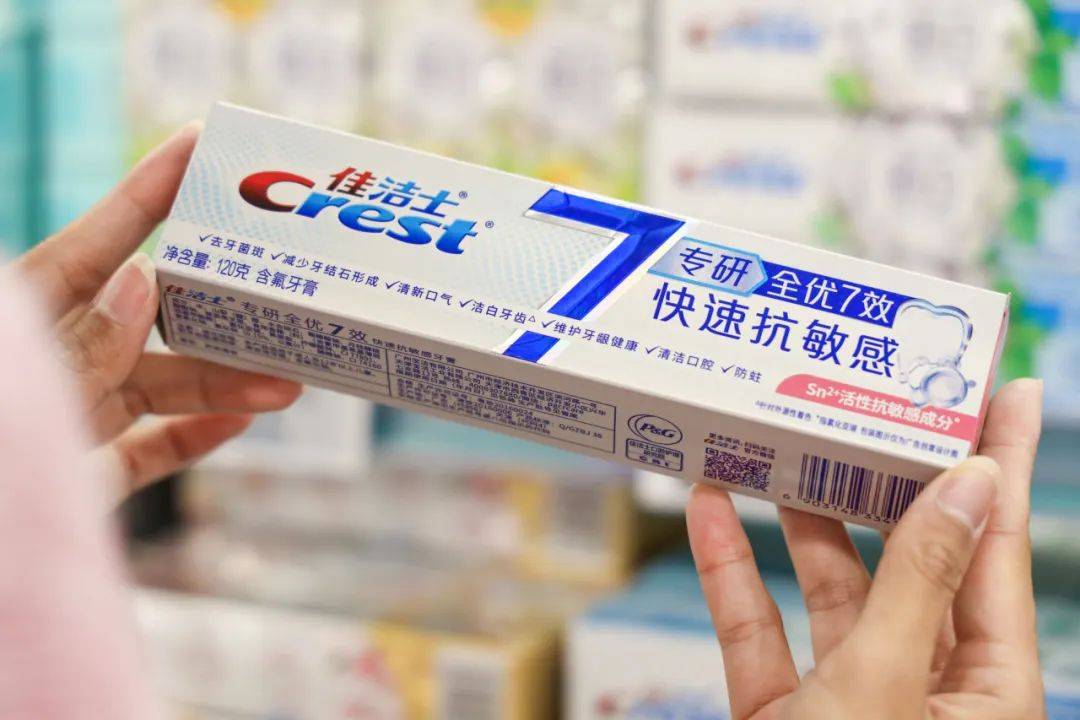 白牙膏海洋薄荷香作为晨起口气的克星*指每克牙膏所含水合硅石,宝洁研