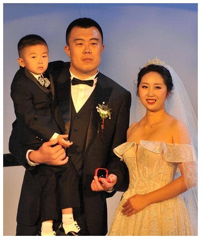 原创张镇麟与未婚妻观赛秀恋情甜美气质备受瞩目