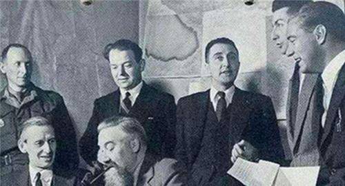 只见维克多拿着他"苦心发明"的"印钞机"站在甲板上,说他的"印钞机"每6