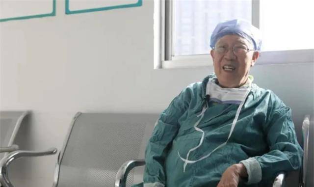 医神吴孟超手关节变形脚趾无法并拢96岁还站在手术台上