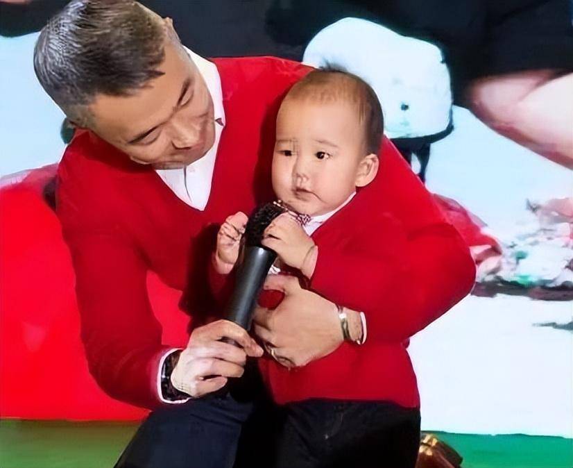 她是央视最美主持人,24岁嫁42岁丈夫,对患病丈夫不离不弃_王萌萌_程雷