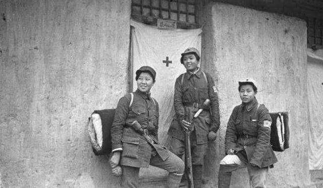 而八路军女战士不仅仅从事医护,通信等基础工作,还要随时准备投入战斗