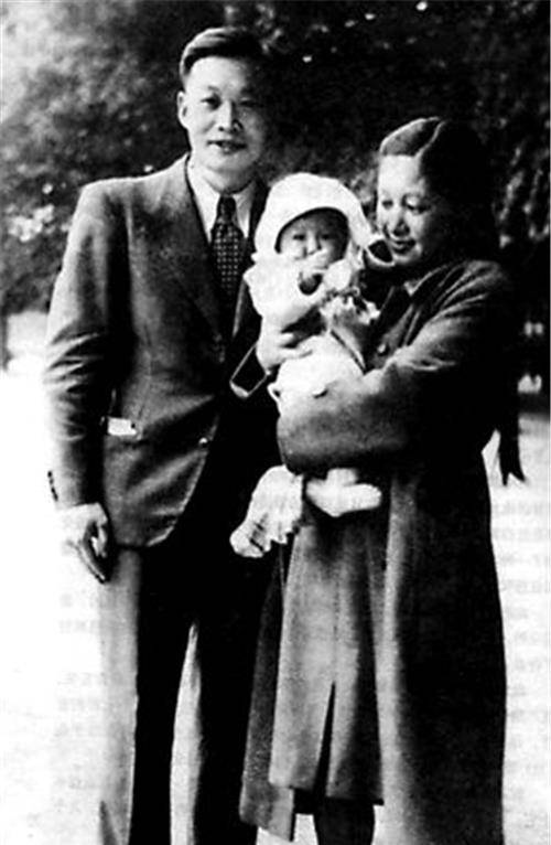 钱玄同听完以后哈哈大笑,他对于儿子与朋友之间的这种戏耍也没有太多