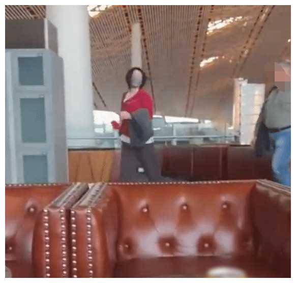 原创王菲机场被偶遇红衣短发潇洒自在飒爽短发抢眼