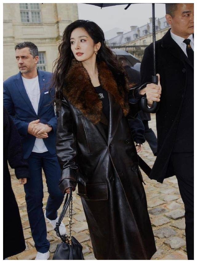 杨幂38岁巴黎时尚秀两名保镖全程护航气质雍容华贵