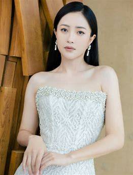 在影视作品中,包文婧饰演的"大嫂"总是那个家中的顶梁柱,无论外界风云