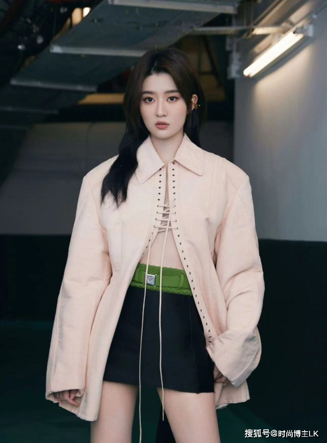 原创乔欣穿奶奶衫大开中门3cm的裤子显大长腿网友太飒了