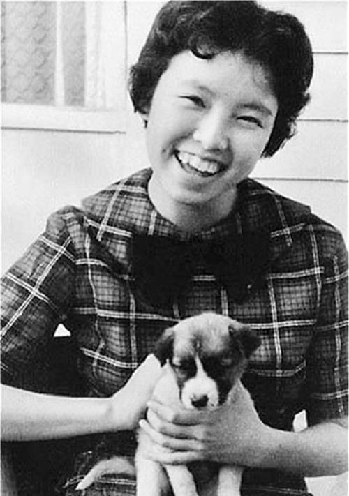 从阴云中走了出来,1964年她在文化大学哲学系当旁听生,然后遇到了舒凡