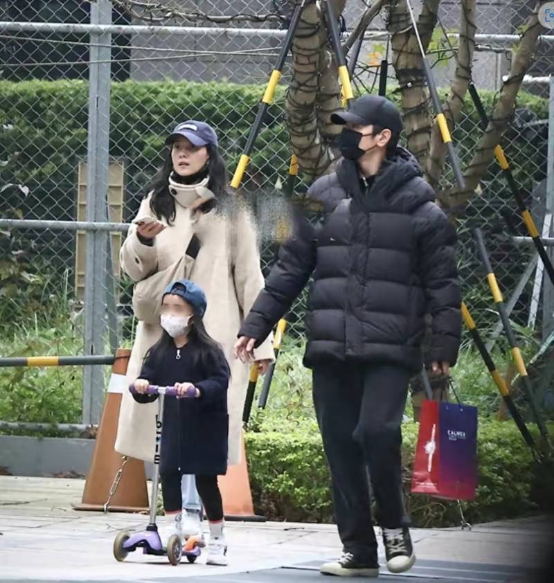 原创高圆圆骑自行车接女儿女儿正面照曝光浓眉小眼长相清秀