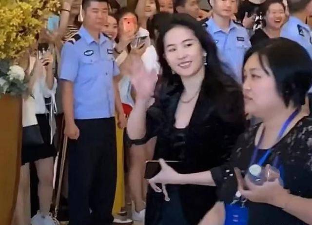 刘亦菲路人视角照片曝光身材发福仙气全无网友神仙姐姐没了