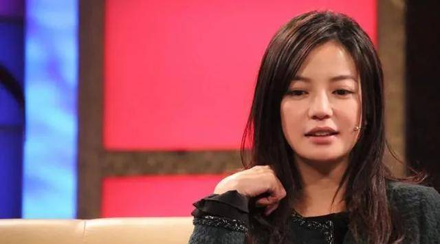 赵薇事件是一个深刻的教训,它提醒我们,艺术家作为公众人物,必须时刻