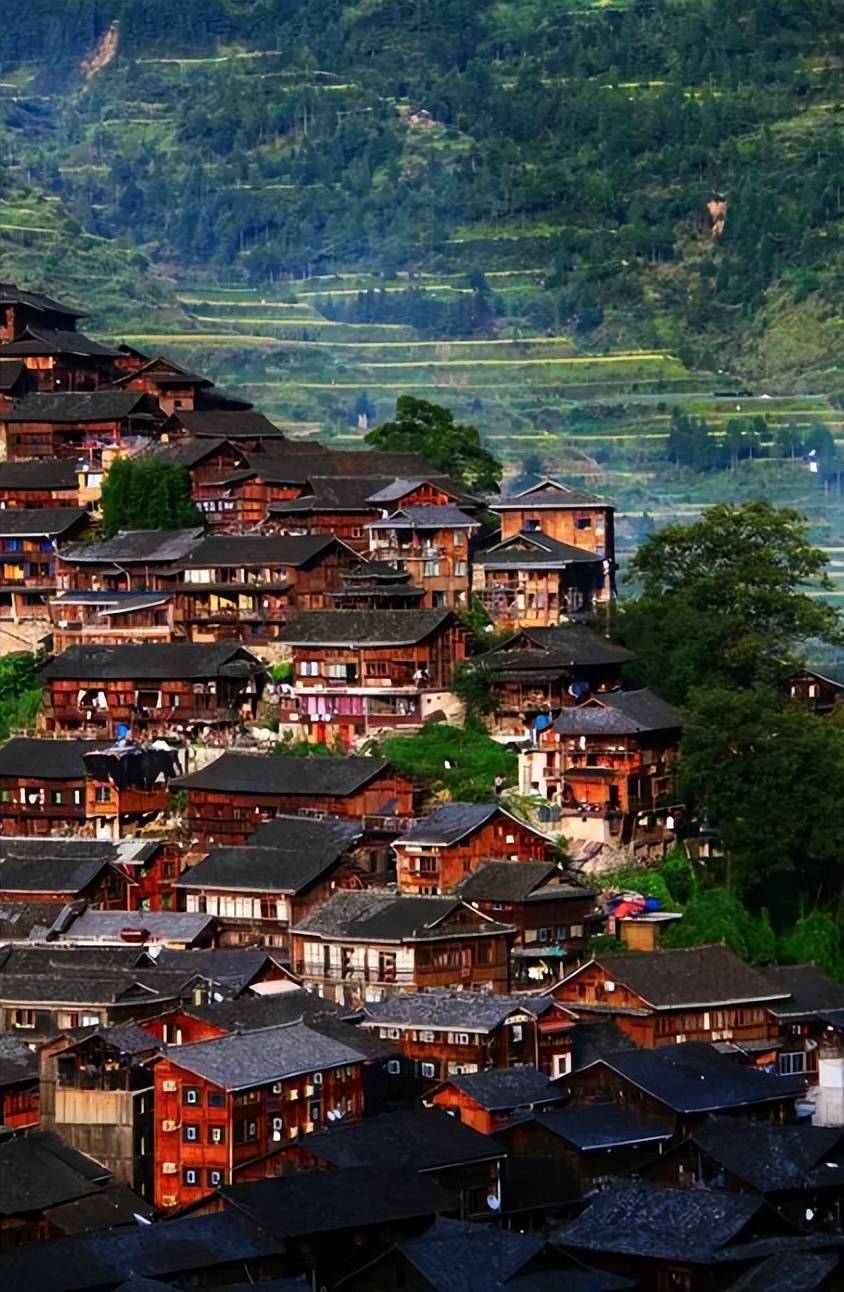 喜鸳鸯湖畔,幽情缕缕;天钟洞里,豪兴翩翩.