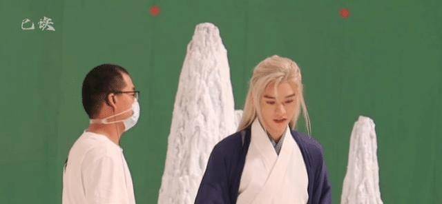 原创龚俊拍温客行生图状态不一白发很惊艳与网友合影却显疲倦