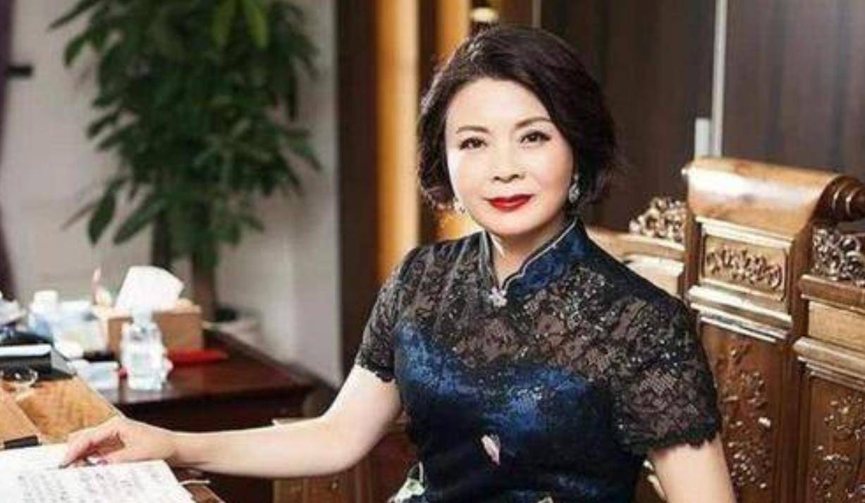 原创严介和娶学生为妻超生二胎被罚18万25年后儿子成江苏首富