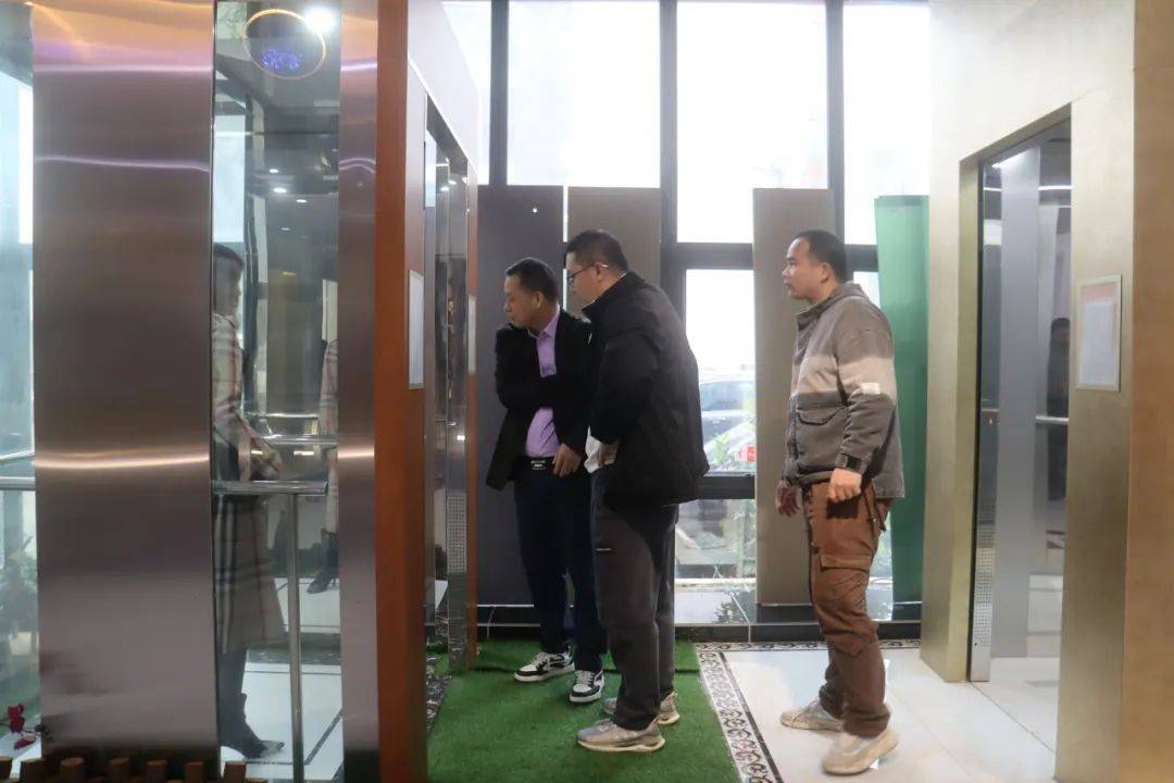 电梯轿厢展厅团队一行参观了联合富士电梯轿厢展厅,生产车间,电气车间