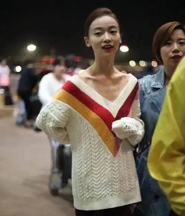 镜头前美艳,真人却很干瘪,头大肩窄排骨胸,这几位女星反差太大_身材