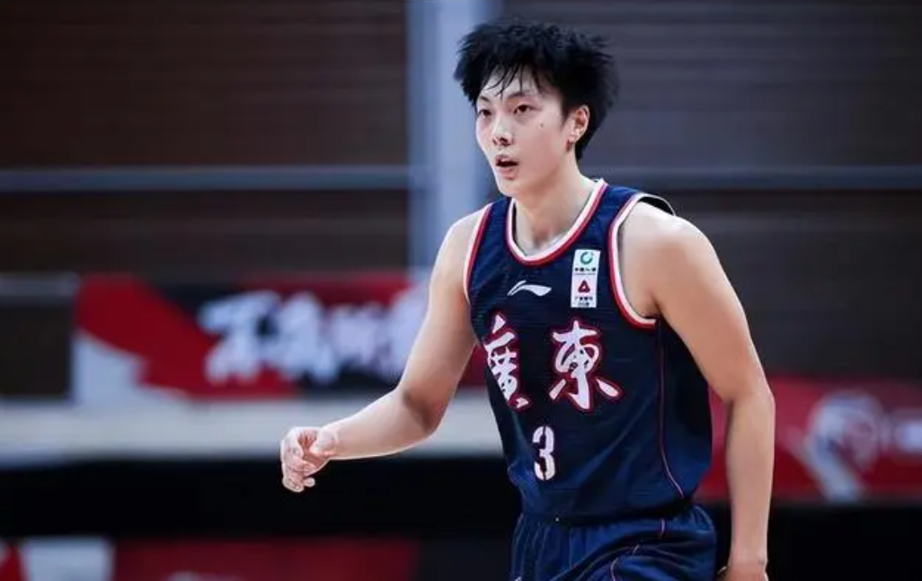 在这次比赛结束之后,前广东男篮后卫球员周湛东在直播中谈到观看这场