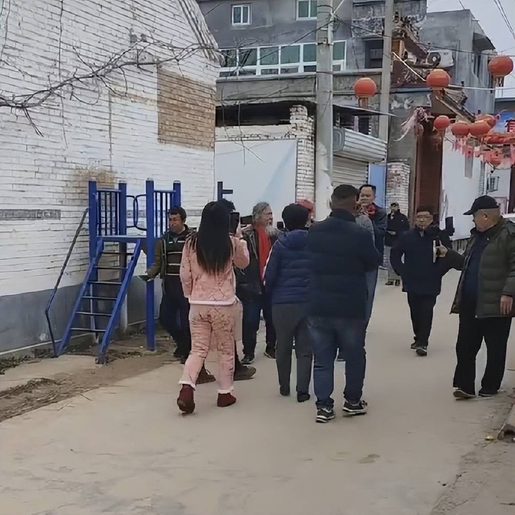 中国农村独有的风景：大衣哥溜达，几十人围拍