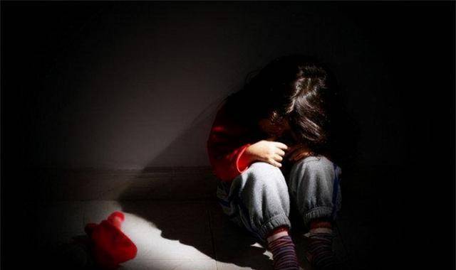 之前那个抛弃他的负心汉,所以把这种怨恨都发泄到了这个女孩的身上