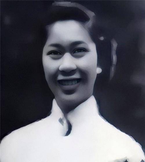 卢爱玲生于1919年,祖籍是东莞虎门,生于一个名门望族之家.