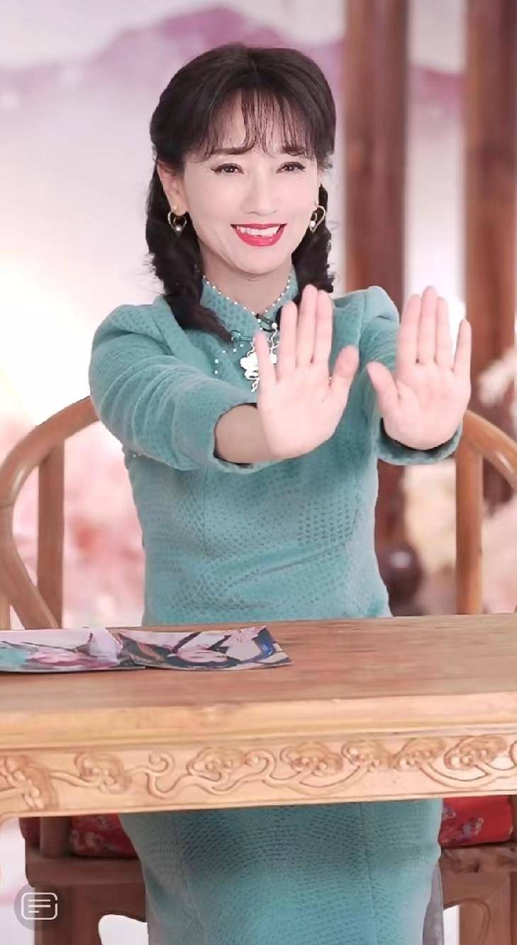 然后运功第一步永远是双手合十如果是要憋大招,比如水漫金山