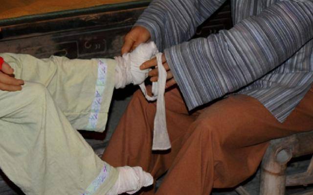 原创15岁靠三寸金莲嫁入大宅从来不洗裹着的小脚只有丈夫看过