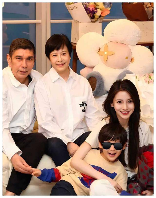 杨颖晒全家福,7岁海绵baby首曝光,惊喜相似黄晓明!