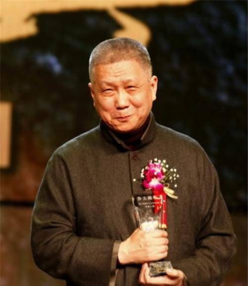 原创马未都家藏青花瓷被打碎他随口说的5字暴露人品现场落针可闻