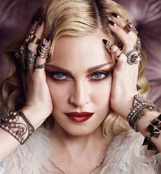 麦当娜:50岁到60岁之间换6个男友,63岁爱上小36岁男友一脸幸福_西恩·