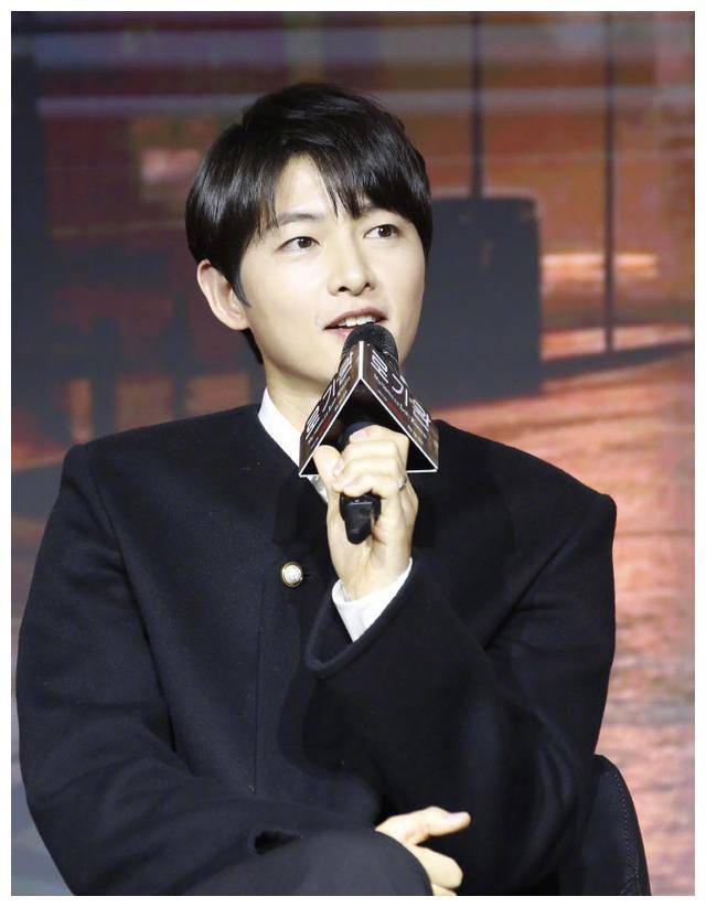 国外知名演员宋仲基和他的女子凯蒂·路易斯·桑德斯受到了媒体和粉丝