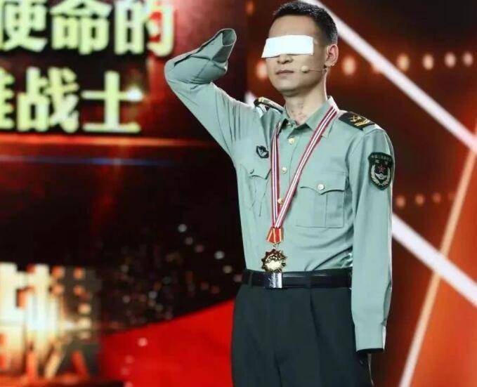 原创排雷英雄杜富国保护战友失去双臂双眼现在生活如何了