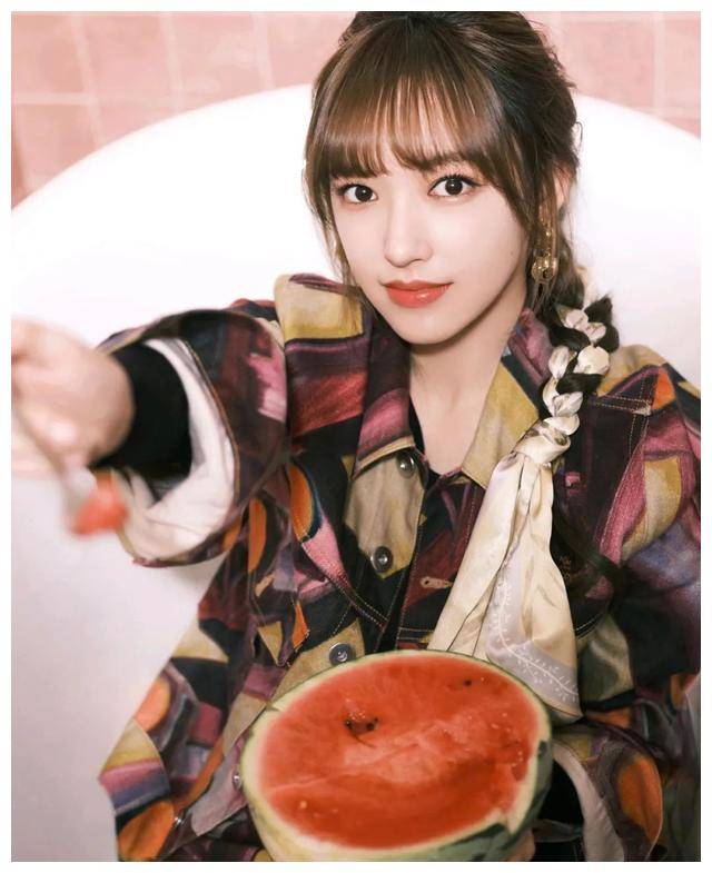 在电影《唐人街探案》中,我们看到了程潇化身为活泼机智的陆菁菁,她用