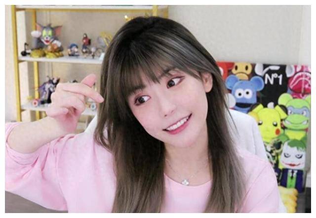 周淑怡转行当正能量主播,不做擦边球,新形象穿卫衣直播.