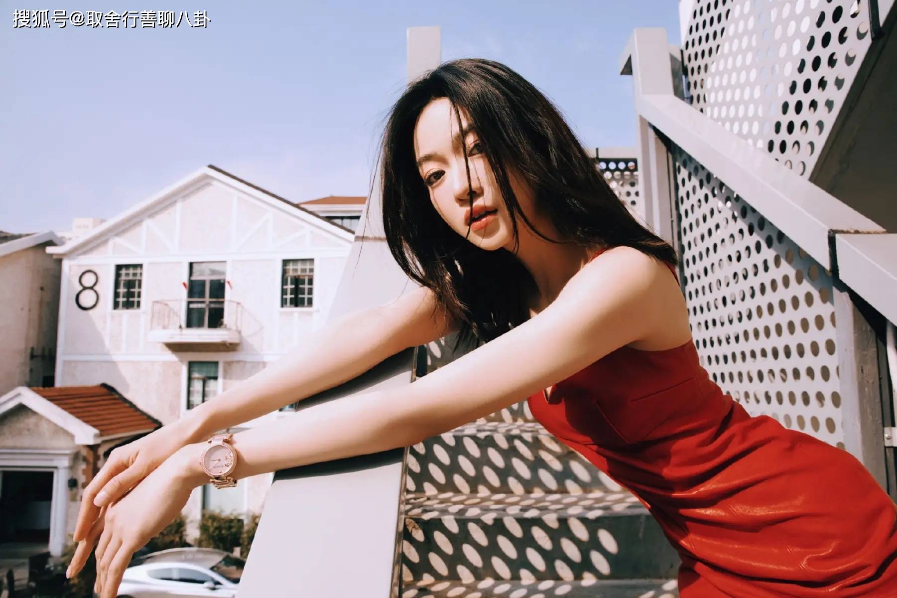 原创吴谨言参加活动照释出身穿红色吊带迷人热情似火释放无限魅力