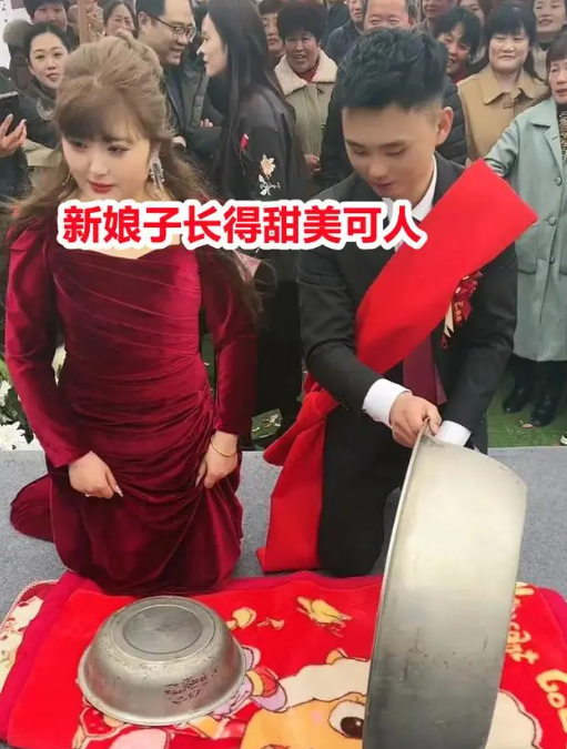 弟弟结婚,姐姐姐夫台上互相挖坑场面搞笑,新娘子甜美可人很配合_婚礼
