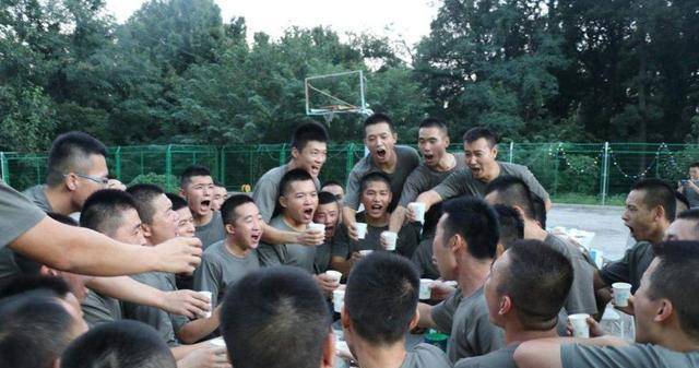 原创多年战友再聚首八块腹肌变肚腩胖若两人相逢不敢认