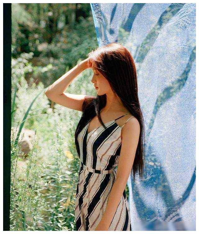 李沁颜值逆天黑长直发迷人森系甜笑美到爆表