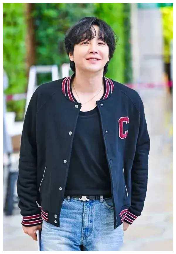 原创36岁张根硕最新近照脸部变肿难认疑似医美过度