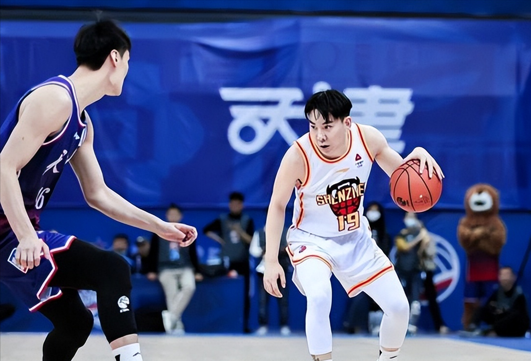 冯欣虽然得分并不是两队球员里最高的,但他的表现却足以让所有球迷为