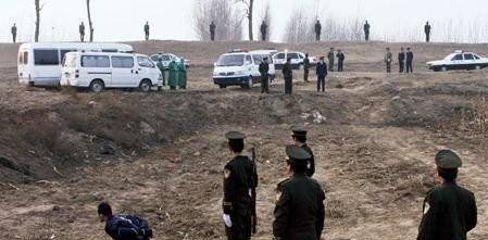 因主犯张少侠组织盗墓活动,破坏文物保护单位,非法贩卖国有文物,造成