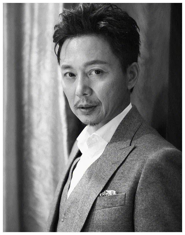 他和年轻女演员的合作毫无违和感,这种时尚魅力十足的绅士大叔实在让