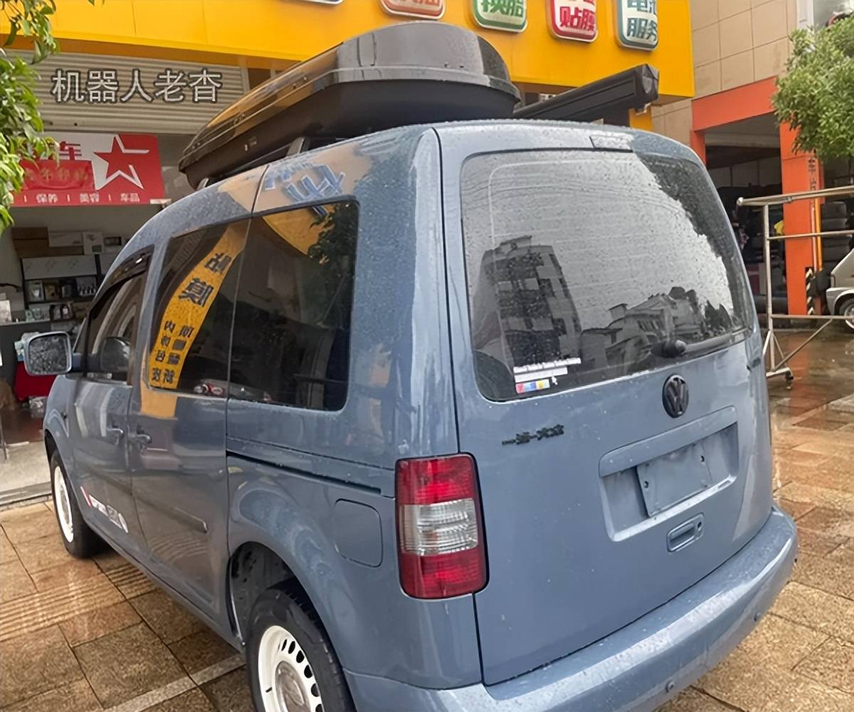 低调紧凑的宿营车,大众开迪改装小床车旅行,5座mpv露营车自驾游_搜狐