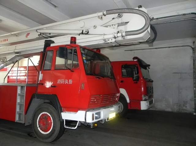 (使用红岩斯太尔91底盘的消防登高车)于是可能有人会问:难道说中国