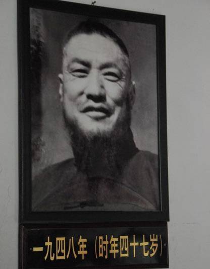 原创马步芳用数架飞机运黄金出逃强占侄女声名狼藉躲公馆里客死他乡