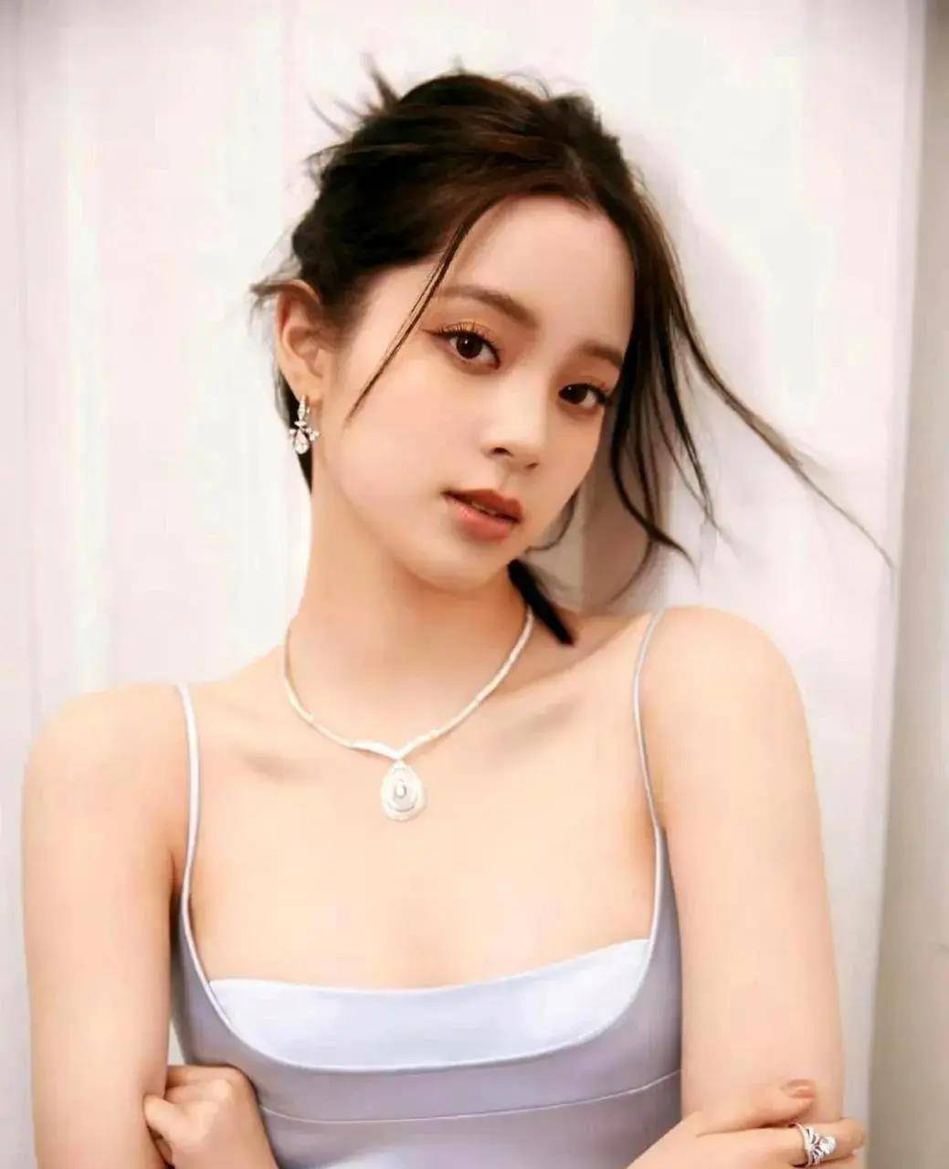 杨幂成为北电考官张纪中妻子怀孕火了欧阳娜娜演技引争议