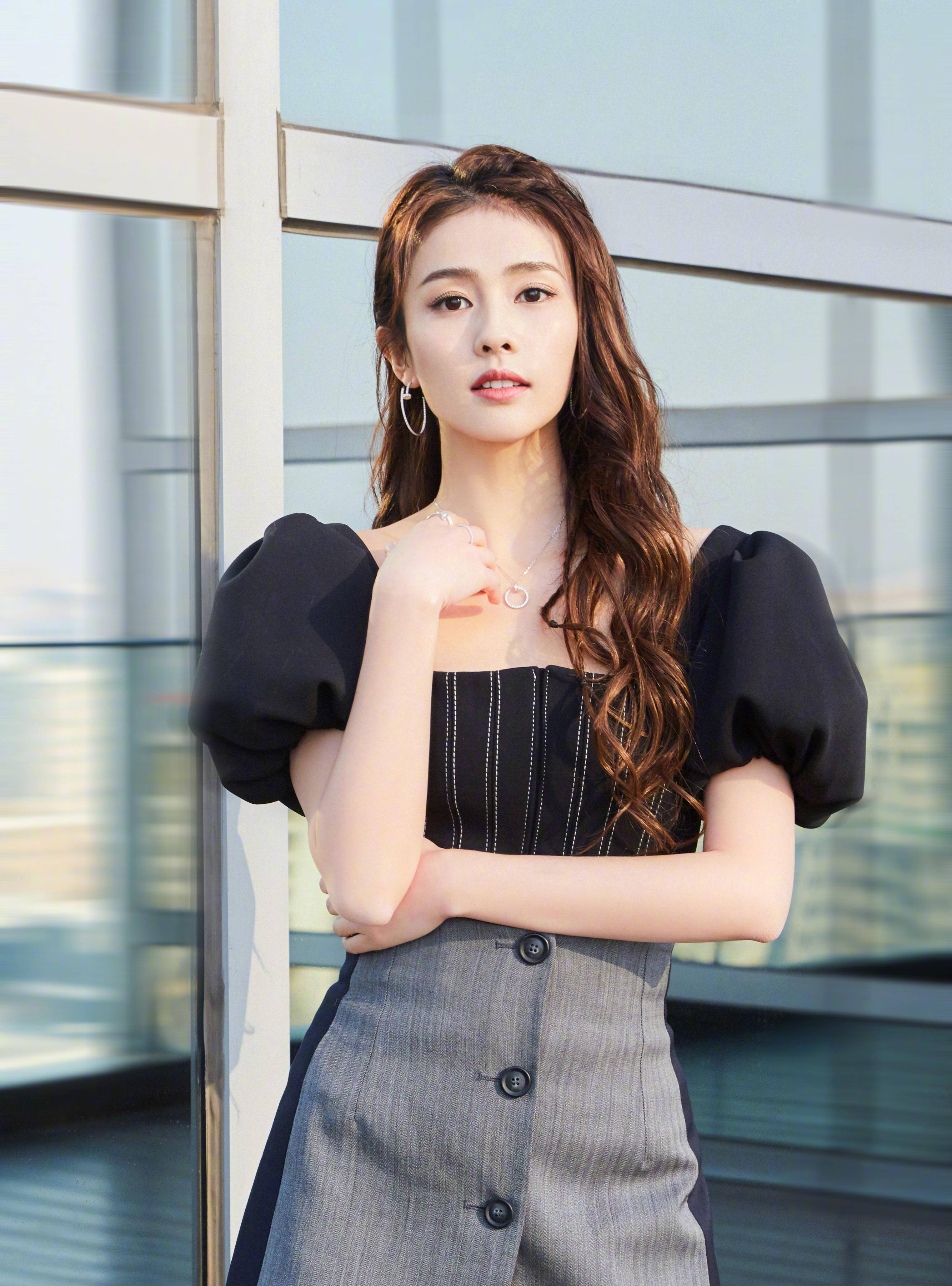 原创装美走一波白鹿穿美粉色睡衣晒自拍双马尾很是俏皮可爱