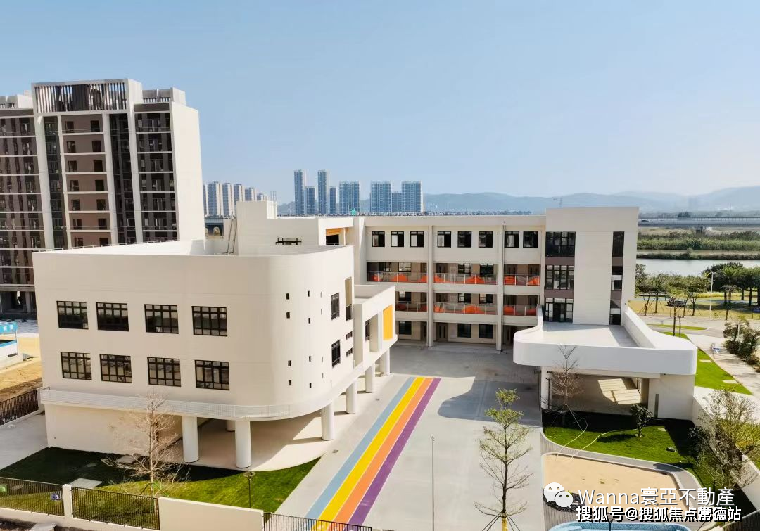 项目周边有湖城幼儿园,金湾二小,珠海金湾一中,广东科学技术职业学院