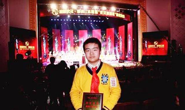 黄艺博:因一张照片,"五道杠"少年火遍全国_政治_历史_武汉